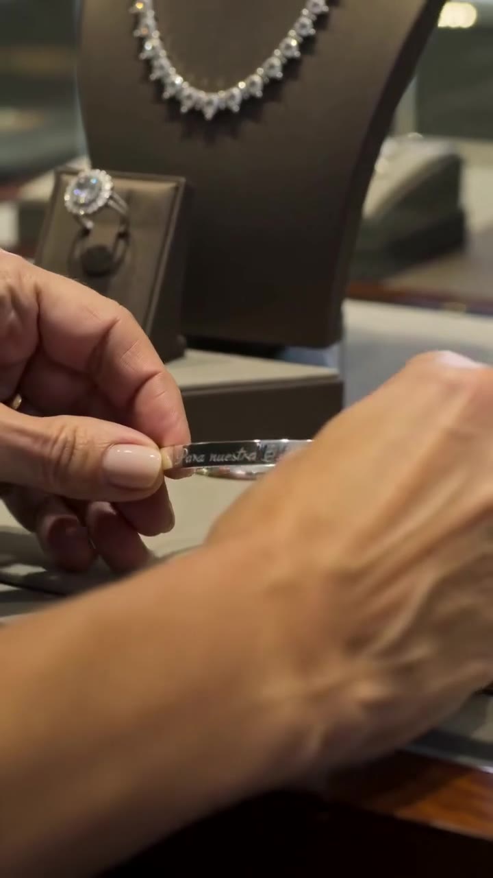Un niño entra a mi joyería con el brazalete de mi bebé desaparecida
