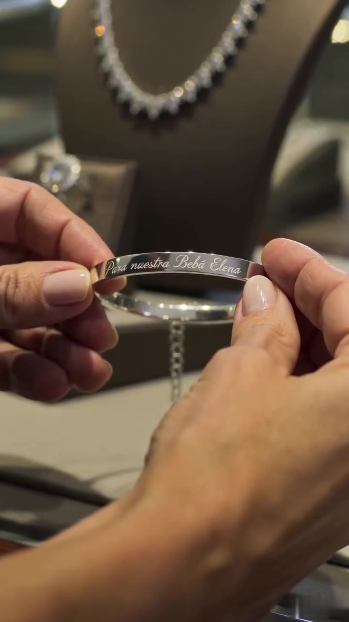 Un niño entra a mi joyería con el brazalete de mi bebé desaparecida
