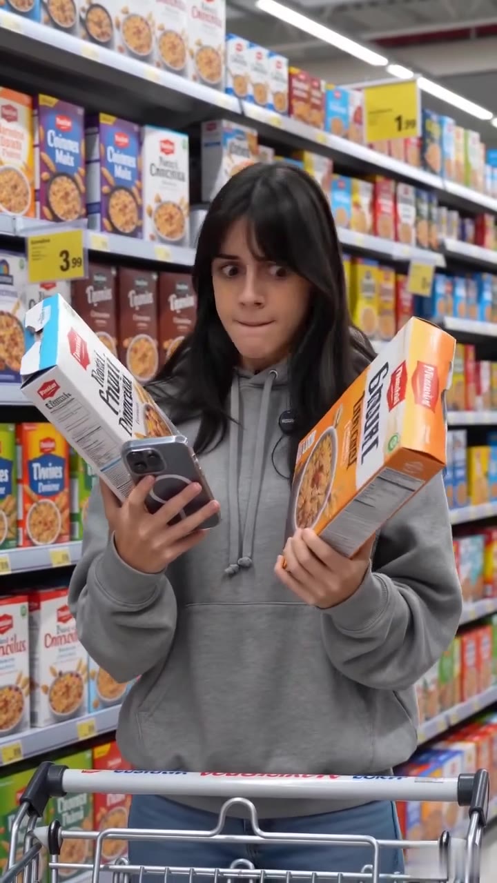 Un rudo motero defiende a una niña en el supermercado y descubre su secreto
