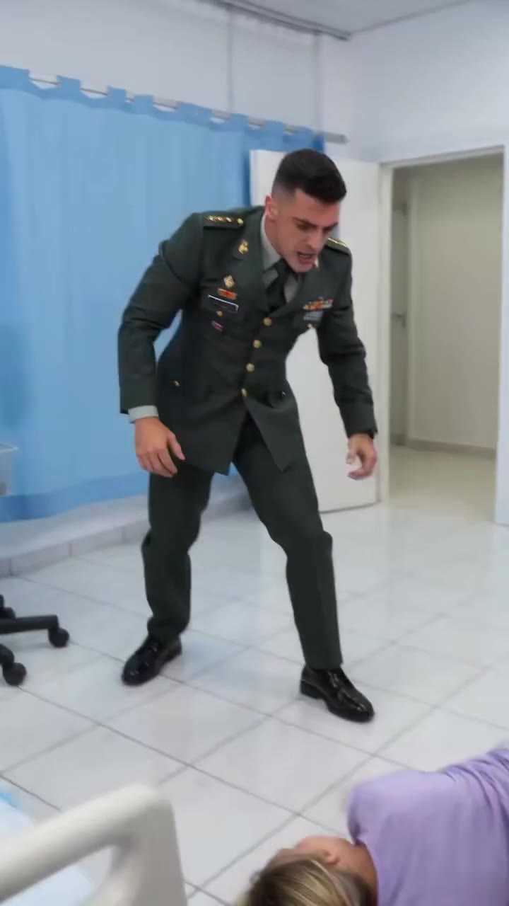 Un soldado regresa a tiempo para salvar a su abuela de una cruel traición