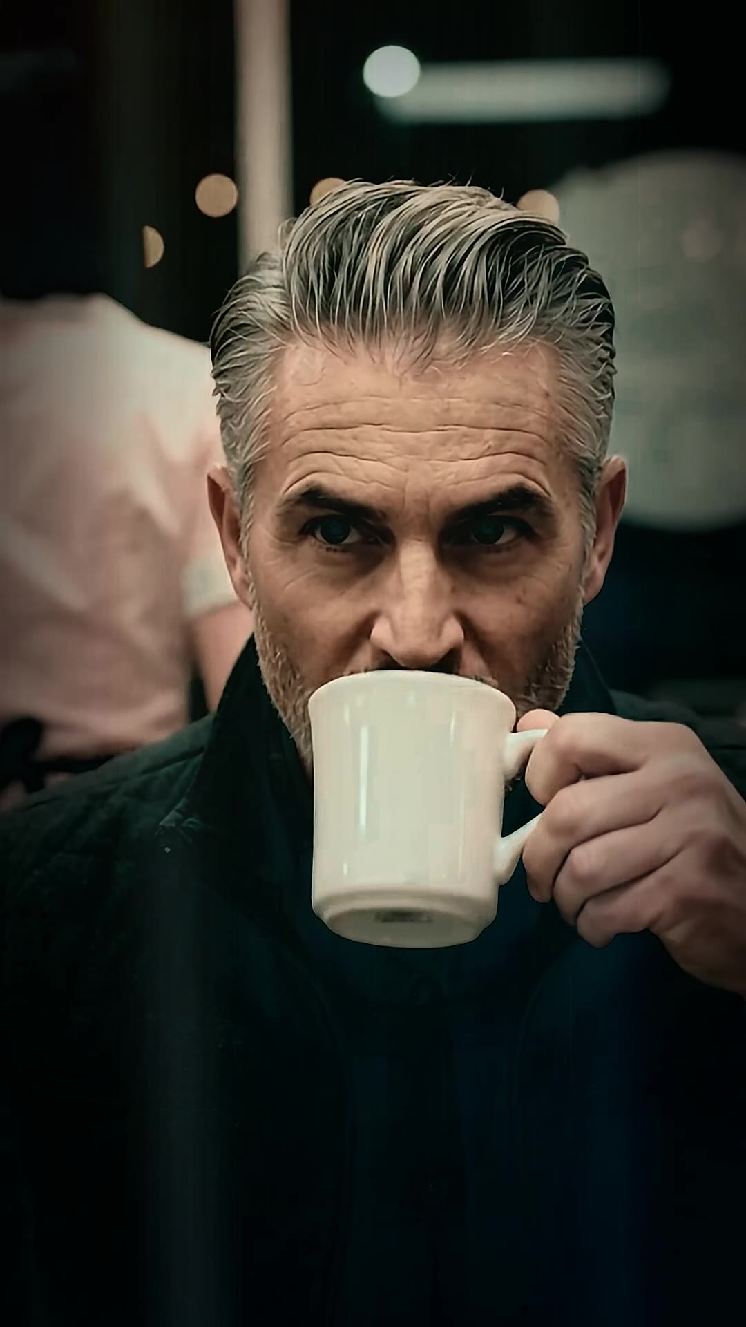 The Waitress Saw the Terrified Girl in the Diner — Then the Stranger Whispered a Warning That Changed Everything